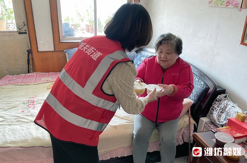 热乎乎饭菜送上门，让老人享受“幸福味道”~